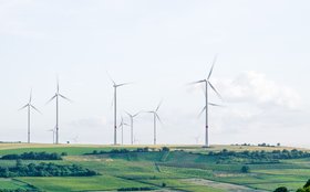 Windpark in Landschaft