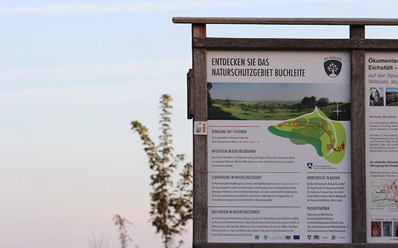 Infotafel für Lehrpfad mit Holzhalterung / Ständer aus Douglasie