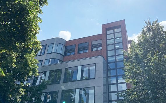 Ausgleichsmaßname für besonders geschütze Art – Fassade