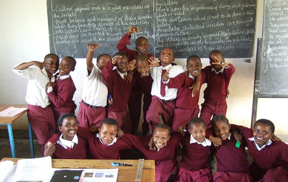 Kleidung von Kipepeo-Clothing kommt Kindern in Tansania zu gute - Foto: http://www.kipepeo-clothing.com/de/